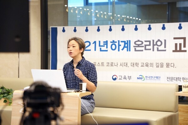 영남이공대 OLR실에서 권유선 교수가 ZOOM과 유튜브 라이브를 통해 특강을 하고 있다. 사진=영남이공대 제공