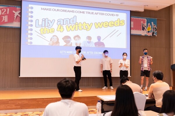 '2021 하계 선문 글로벌pre-FLY'에 참가한 학생들이 팀 프로젝트에서 발표하고 있다. 사진=선문대 제공