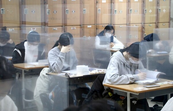 대전의 한 고등학교에서 2021학년도 대학수학능력시험을 치르고 있는 모습. 사진=대전교육청 제공