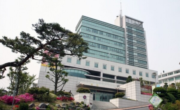 경영 위기 대학을 적절히 선별하고 회생이나 퇴출 등의 정책을 효율적으로 이어가기 위해서는 기존 대학평가와 차별화된 변별력 있는 진단 지표로 대학 위기 상황을 진단할 대학 맞춤형 ‘경영위기 진단 시스템’ 구축이 필요하다는 제언이 나왔다. 사진은 올 1월 교육부의 폐교명령에 따라 문을 닫은 서해대.