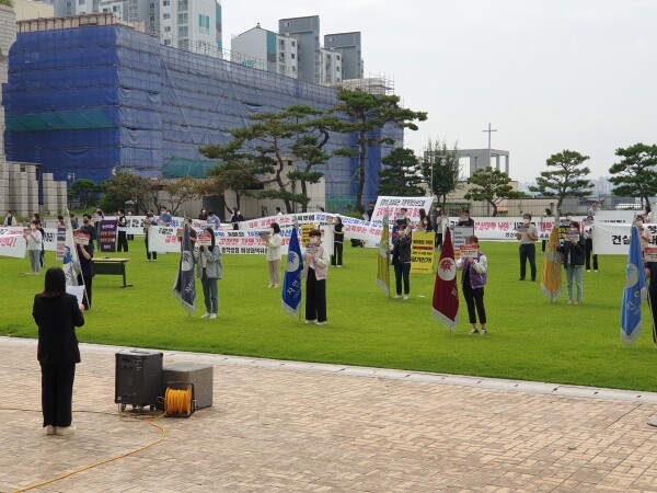 성신여대는 30일 성신관 앞 잔디밭에서 총학생회 비상대책위원회, 직원노동조합, 총동창회, 교수대의원회 등이 참석한 가운데 교육부의 대학 기본역량진단 평가 결과에 대한 규탄 집회를 가졌다.
