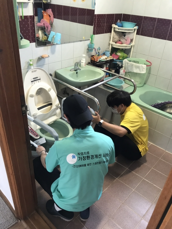 극동대 작업치료학과 학생이 가정환경개선 자원봉사 활동을 하고 있다. 사진=극동대 제공