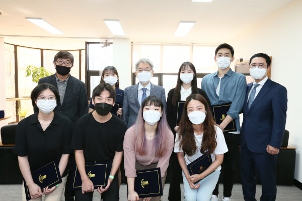 3일 진행된 'Elastic과 함께 하는 상명 데이터콘서트 경진대회' 수상자 사진. 왼쪽부터 뒷줄 첫 번째 이재호 교수, 세 번째 백웅기 총장, 오른쪽 끝 장준호 단장. 사진=상명대 제공