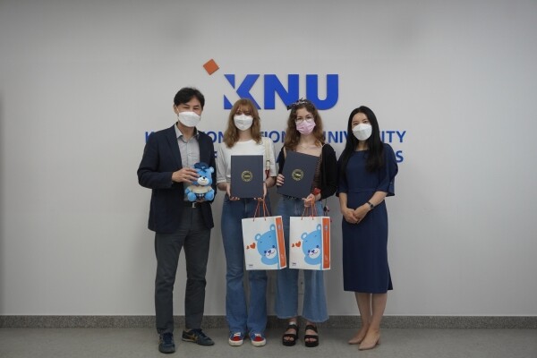 강원대는 오리엔테이션에 참가한 외국인 학생들에게 웰컴팩을 증정했다. 사진=강원대 제공