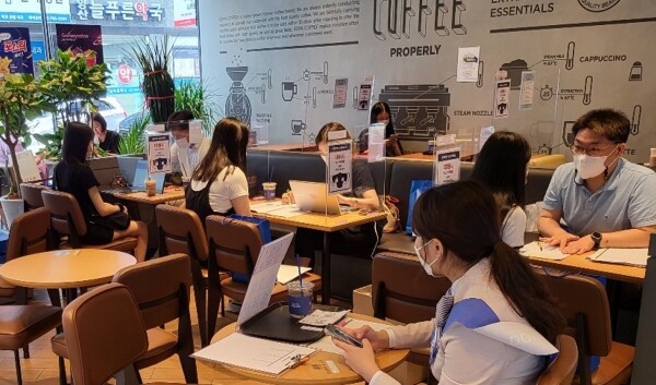 동의대는 지난 4일 부산, 울산, 경남 지역의 카페 10곳에서 '찾아가는 입시상담카페'를 운영했다. 학생과 학부모들이 찾아가는 입시상담카페에서 상담을 받고 있다. 사진=동의대 제공