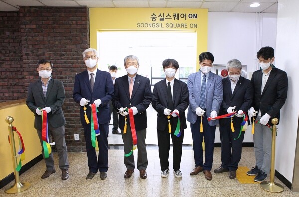 (사진 왼쪽부터) 숭실대 김성준 관리처장, 김선욱 학사부총장, 장범식 총장, 김채수 총학생회장, 이원철 연구·산학부총장, 이향범 교무처장, 황규백 지식정보처장이 지난 6일 도서관 오픈식에서 테이프 커팅을 하고 있다.