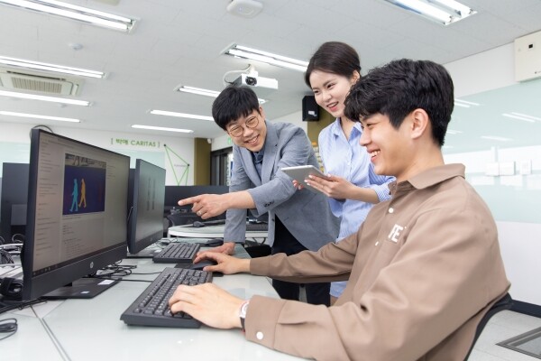 가천대 소프트웨어 전용 강의실에서 교수의 지도에 따라 학생들이 코딩을 하고 있다