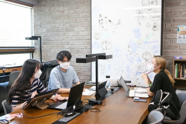 상명대 애니메이션전공 학생들이 작품에 대해 이야기 하고 있다. 사진=상명대 제공