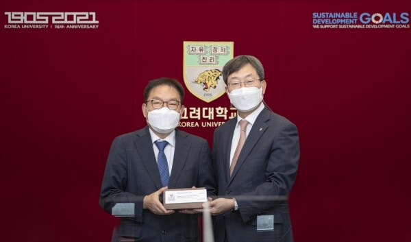 [사진]_1고영술 특임교수(왼쪽)와 정진택 총장(오른쪽)