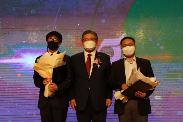 충북대는 지난 28일 연구역량 최우수교원 5명을 선정해 시상을 진행했다. (왼쪽부터) 김상기 국제경영학과 교수, 김수갑 총장, 김양훈 미생물학과 교수. 사진=충북대 제공