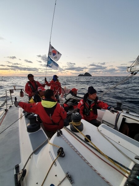 코리아컵 국제요트대회에 참가한 강원대 요트부 OB선수단이 레이스 반환점인 독도 인근에 도착한 모습. 사진=강원대 제공