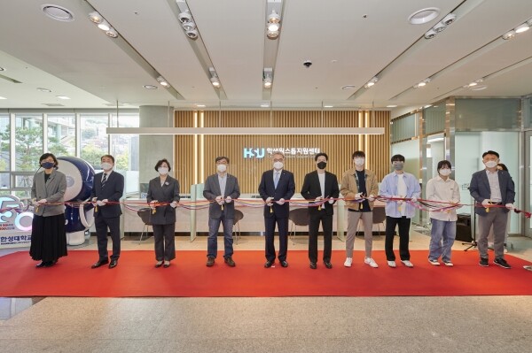 한성대 관계자들이 지난 1일 학생원스톱 지원센터 개소식에서 테이프커팅을 하고 있다. 사진=한성대 제공
