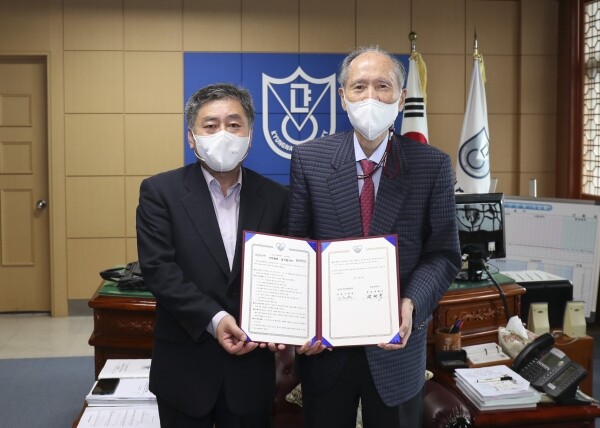 왼쪽부터 경남도립남해대학 조현명 총장, 경남대 박재규 총장