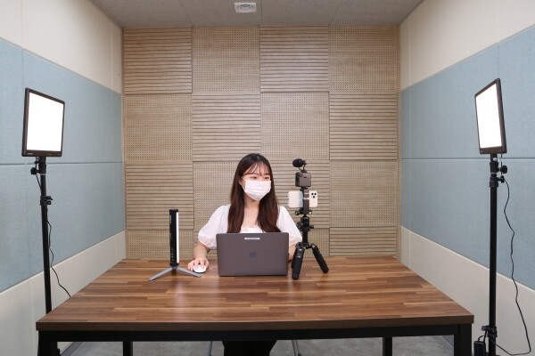 울산대 학생이 디지털 상상라운지 방음 스튜디오에서 개인 유튜브 영상을 촬영하고 있다. 사진=울산대 제공