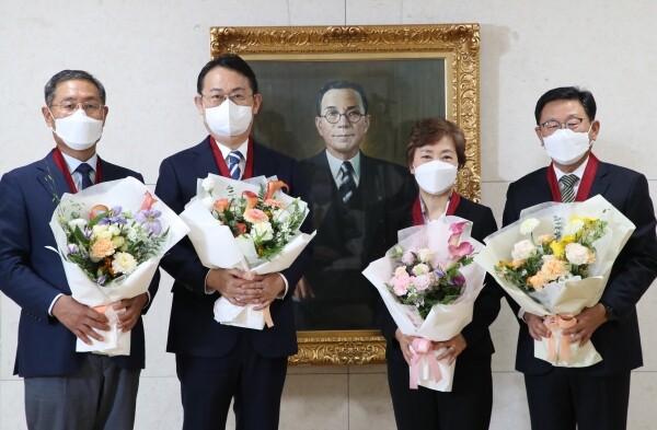 (왼쪽부터) 선양국 한양대 교수, 이종화 고려대 교수, 박세은 발레리나의 대리 수상자인 모친 최혜영 씨, 박병완 아주자동차대학 총장. 사진=아주자동차대 제공