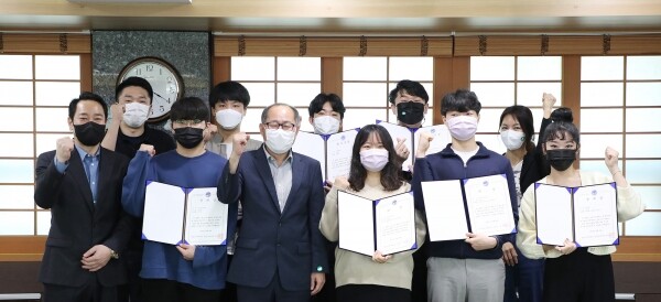 이재용 총장이 최운용 단장과 수상 학생들과 기념촬영을 하고 있다. 사진=영남이공대 제공