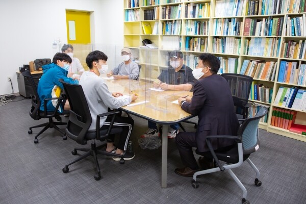 축산계열 김은집(오른쪽 첫번째) 교수가 ‘마음건강 체크’ 프로그램에 참여하고 있는 축산계열 2학년 학생들과 상담을 진행하고 있다. 사진=연암대 제공