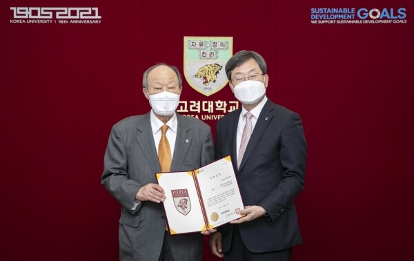 [사진]_천신일우리옛돌문화재단이사장(왼쪽)정진택고려대총장(오른쪽)