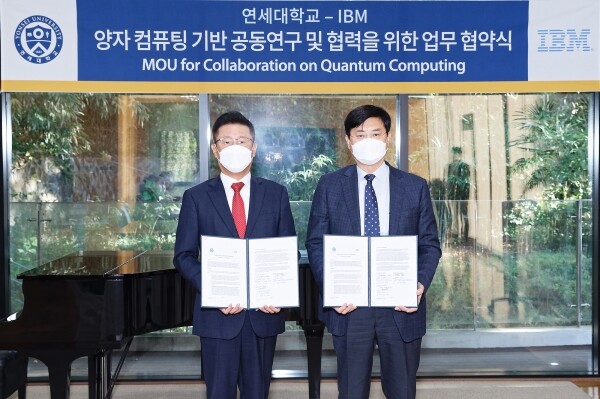 서승환(오른쪽) 연세대 총장과 원성식 한국IBM 사장이 ‘IBM 양자 컴퓨팅 데이터 센터’ 설립에 관한 협약을 체결한 후 기념촬영하고 있다. 사진=연세대 제공