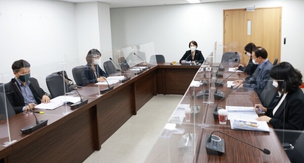 교육부가 올해 국회 국정감사에서 교육위원회 위원들이 감사를 요청한 국민대와 충남대 등 6개 대학에 대한 감사와 실태조사를 실시한다. 연구윤리 실태조사 근거를 대통령령에 규정해 조사 실효성을 높이는 내용의 학술진흥법 시행령 개정도 추진해 대학 연구윤리를 보다 강화한다. 사진은 1일 열린 제22차 교육신뢰회복추진단 회의 모습. 사진=교육부 제공