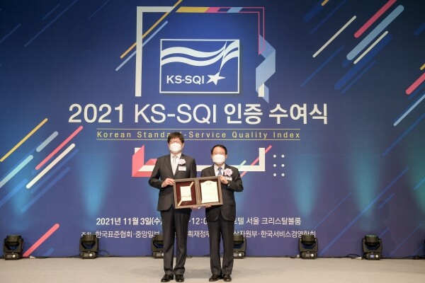 문영식(왼쪽) 한양사이버대 부총장이 ‘한국서비스품질지수’ 사이버대학부문 1위 인증패를 받은 후 기념촬영하고 있다. 사진=한양사이버대 제공