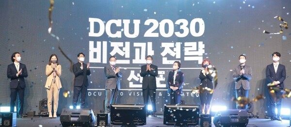 3일 열린 대구가톨릭대 'DCU 2030 비전과 전략 선포식'에서 조환길 선목학원 이사장(가운데)와 우동기 총장(왼쪽에서 네번째), 7대 발전전략 발표자들이 LED 터치 퍼포먼스 후 손뼉을 치고 있다. 사진=대구가톨릭대 제공