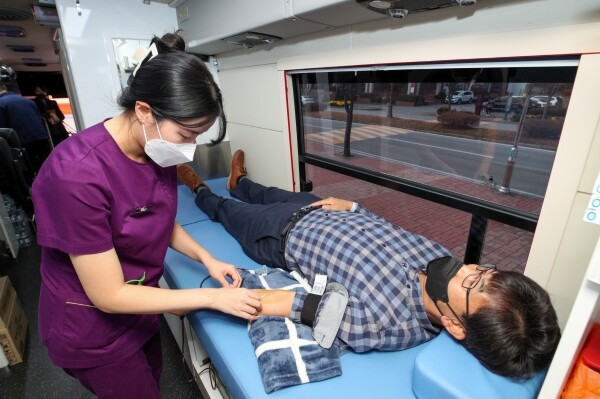 강원대 교직원이 헌혈을 하고 있다. 사진=강원대 제공