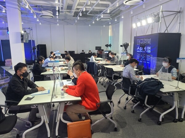 지난 3일부터 4일까지 진행된 경북대 ‘대구‧경북 벤처투자로드쇼’에 참가한 창업기업들이 1대 1 투자상담을 진행하고 있다. 사진=경북대 제공