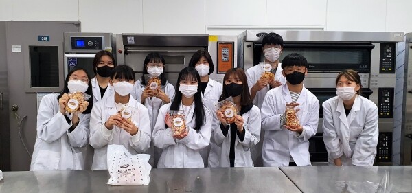 선문대 식품과학부가 '참학력 대학연계 공동교육과정' 중 하나로 '식품제조 가공 실습' 과정을 운영하고 있다(뒷줄 가운데 이선혜 교수)