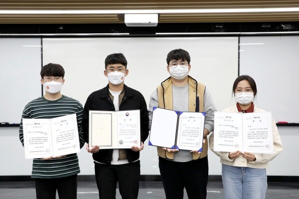제15회 전국학생포트폴리오 경진대회 수상자. (왼쪽부터) 정강성(은상), 김병국(대상), 김현수(은상), 류연주(은상) 씨. 사진=영남이공대 제공