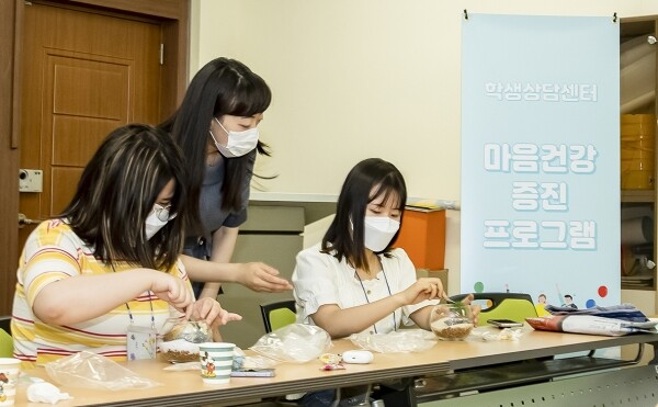 대학생 10명 중 2명은 신종 코로나바이러스 감염증(코로나19) 전후 우울감이 커졌다고 여기는 것으로 나타났다. 최근 1년간 자살을 생각한 적이 있다는 대학생 비율은 성인보다 높았고, 특히 알코올남용 등 문제음주 학생과 여학생의 자살 생각 비율이 높은 것으로 나타났다. 사진은 개인별 맞춤형 마음건강증진 프로그램에 참여하고 있는 대학생들. 사진=영남대 제공