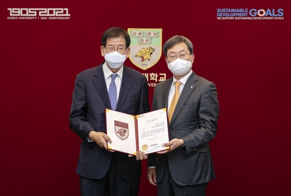 [사진]_기부식에서 전용우 법무법인 화우 고문(왼쪽)이 정진택 고려대 총장(오른쪽)과 기념촬영을 하고 있다.