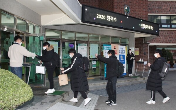 수능을 치르는 수험생들이 시험장에 들어가기 위해 손소독을 하고 있다. 2021학년도 수능 광주광덕고 시험장 전경. 사진=광주시교육청