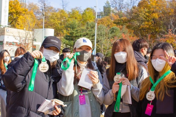플로깅을 완주한 서울과기대 학생들이 기념촬영을 하고 있다. 사진=서울과기대 제공