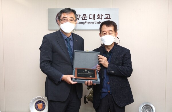 광운대는 이제호 원흥전설 대표로부터 1억원의 발전기금을 전달받았다. (왼쪽부터) 유지상 광운대 총장, 이제호 원흥전설 대표. 사진=광운대 제공