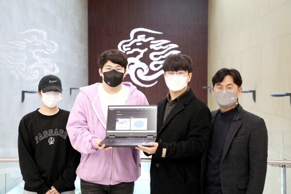 2021 창의적 종합설계 경진대회에서 수상한 CSS팀과 지도교수. (왼쪽부터) 변지윤, 손승호, 김준식 씨, 최상용 교수. 사진=영남이공대 제공