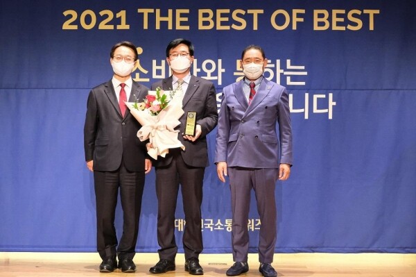 한국장학재단은 지난 17일 열린 ‘제14회 대한민국 소통어워즈’ 시상식에서 ‘인터넷소동 대상’, ‘공공부문 대상’을 수상했다. (왼쪽부터) 조해준 국회의원, 황병기 한국장학재단 이사, 방재홍 소통어워즈 심사위원장이 기념촬영을 하고 있다. 사진=한국장학재단 제공