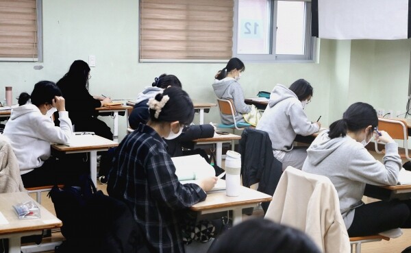 2022학년도 대학수학능력시험 수험생들이 18일 대전도안고에서 1교시 국어영역 시험 준비를 하고 있다. 사진=대전교육청 제공