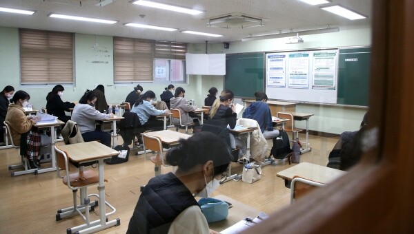 지난 18일 2022학년도 대학수학능력시험 수험생들이 대전도안고 시험장에서 시험을 준비하고 있다. 사진=대전시교육청 제공