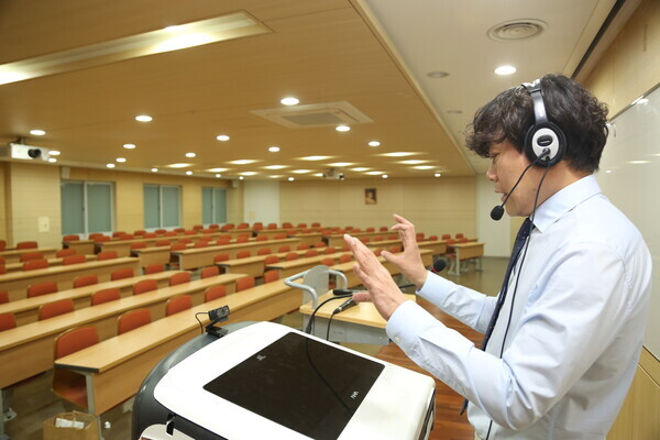 앞으로 대학이 원격교육관리위원회를 구성할 때는 학생 위원을 전체 위원 정수의 10분의 3 이상이 되도록 해야 한다. 교육부는 이같은 내용을 담은 ‘디지털 기반의 원격교육 활성화 기본법 시행령 제정안을 25일부터 2022년 1월 4일까지 40일간 입법 예고한다. 사진은 대학의 비대면 원격수업 모습. 