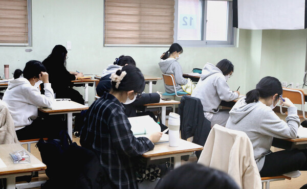 2022학년도 대학수학능력시험을 치르는 수험생들이 18일 대전도안고에서 시험 준비를 하고 있다. 사진=대전시교육청 제공