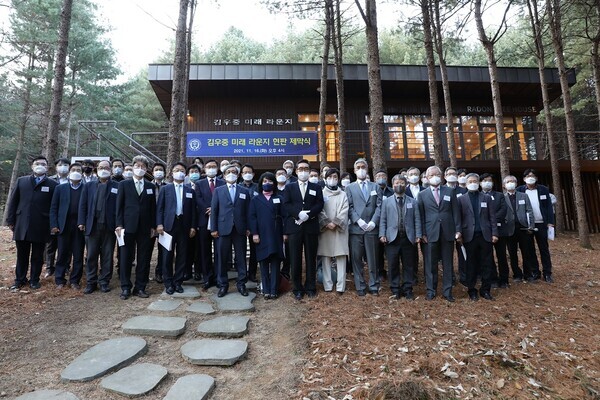 연세대 미래캠퍼스와 총동문회가 주관한 '김우중 미래 라운지' 현판 제막식에서 참가자들이 기념촬영을 하고 있다. 사진=연세대 미래캠퍼스 제공