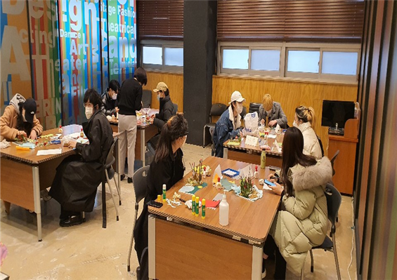 지난해 서경대 진로심리상담센터가 마련한 '대학생활 적응 브릿지 프로그램'의 미술매체 집단 프로그램 장면. 사진=서경대 제공