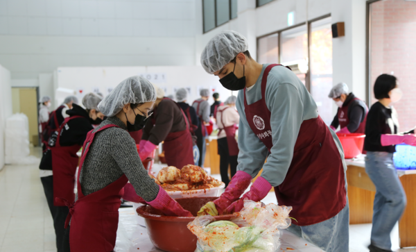 덕성여대 외국인학생(오른쪽)이 김장담그기 봉사활동에 참여하고 있다. 사진=덕성여대 제공