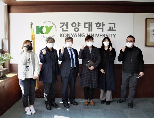 건양대와 한국노인인력개발원 중부지역본부 관계자들이 회의 후 한 자리에 모여 파이팅을 외치고 있다.  사진=건양대 제공 