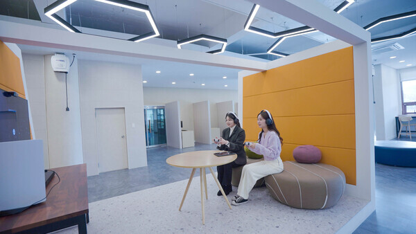 동국대 경주캠퍼스가 도서관 1층을 리모델링해 구축한 스마트 복합학습공간 이노에듀센터 내부 모습. 사진=동국대 경주캠퍼스 제공