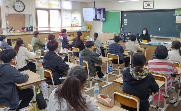 충남대 법률센터 소속 전문가가 흥도초등학교에서 학생들을 대상으로 법진로교육을 하고 있다. 사진=충남대 제공