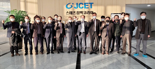 이재용 영남이공대 총장과 협약 고등학교 교장 및 관련 부장 교사, 교육청 관계자 등이 지난 25일 반도체 후공정 글로벌 기업 스태츠칩팩코리아 탐방을 마치고 기념촬영을 하고 있다. 사진=영남이공대 제공