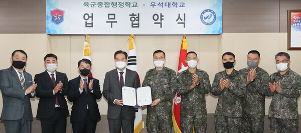 우석대와 육군종합행정학교 관계자들이 업무협약 후 협약서를 들고 기념촬영하고 있다. 사진=우석대 제공