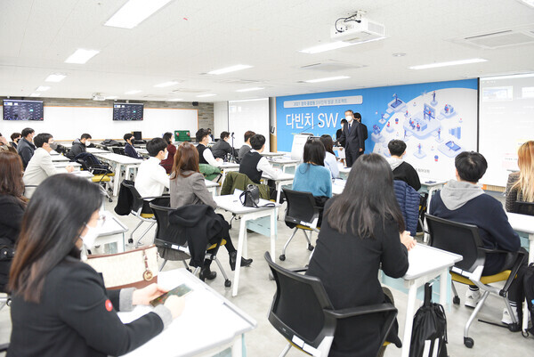 중앙대 학생들이 SW 교과·비교과 프로그램인 ‘2021 다빈치 SW·AI Tech FAIR(테크페어)’에 참여하고 있다. 사진=중앙대 제공